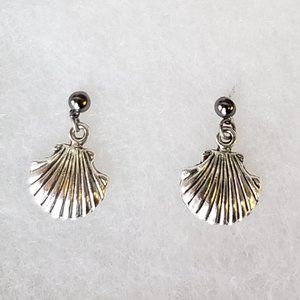 2/25$ NWT Seashell earrings silver tone